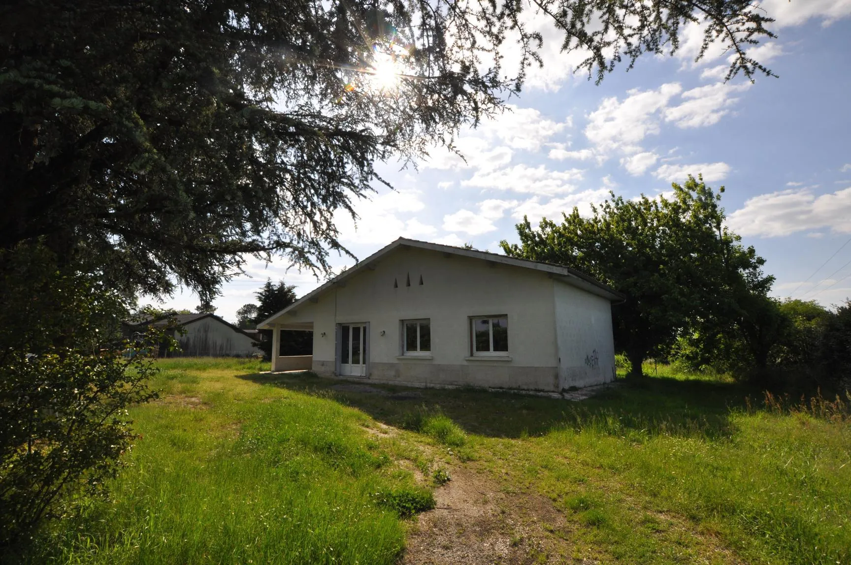 Maison de plain-pied à Capian de 101 m² avec dépendance et grand terrain 
