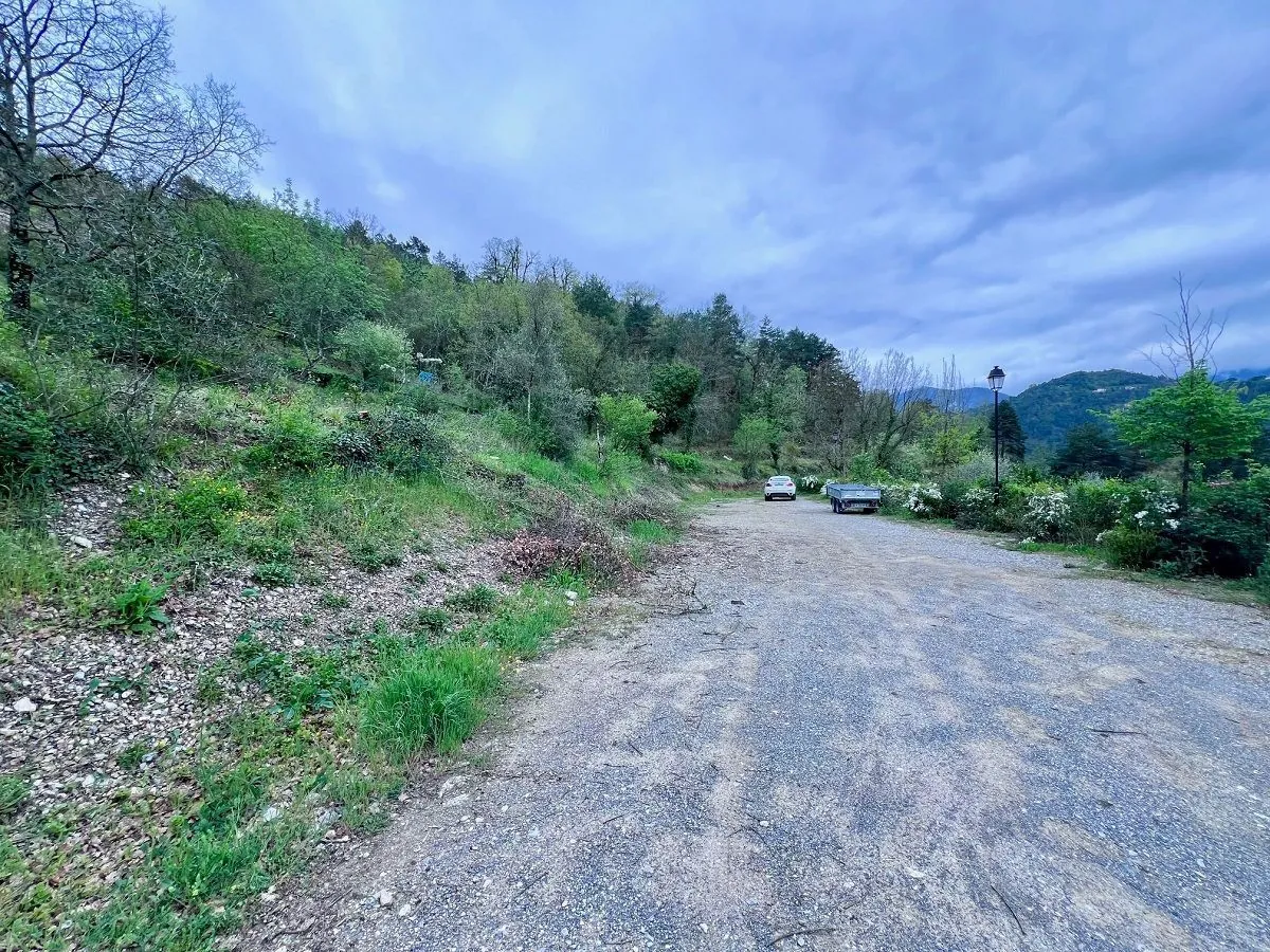 Terrain constructible à Roussillon sur Tinée - 1232 m² avec permis pour villa et piscine 