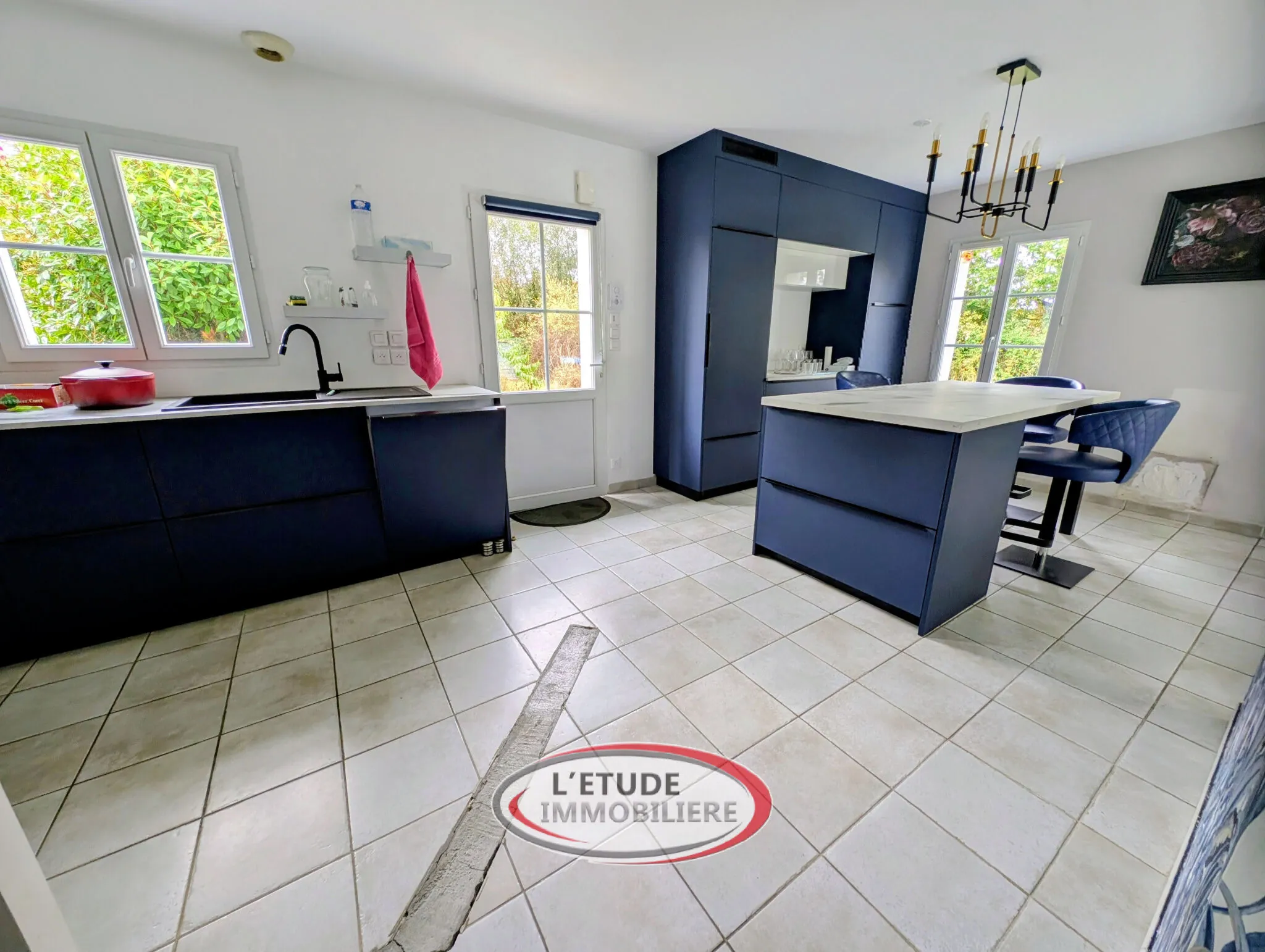 Maison multifonctionnelle avec espace professionnel, piscine et terrain clos à Château-Thébaud 