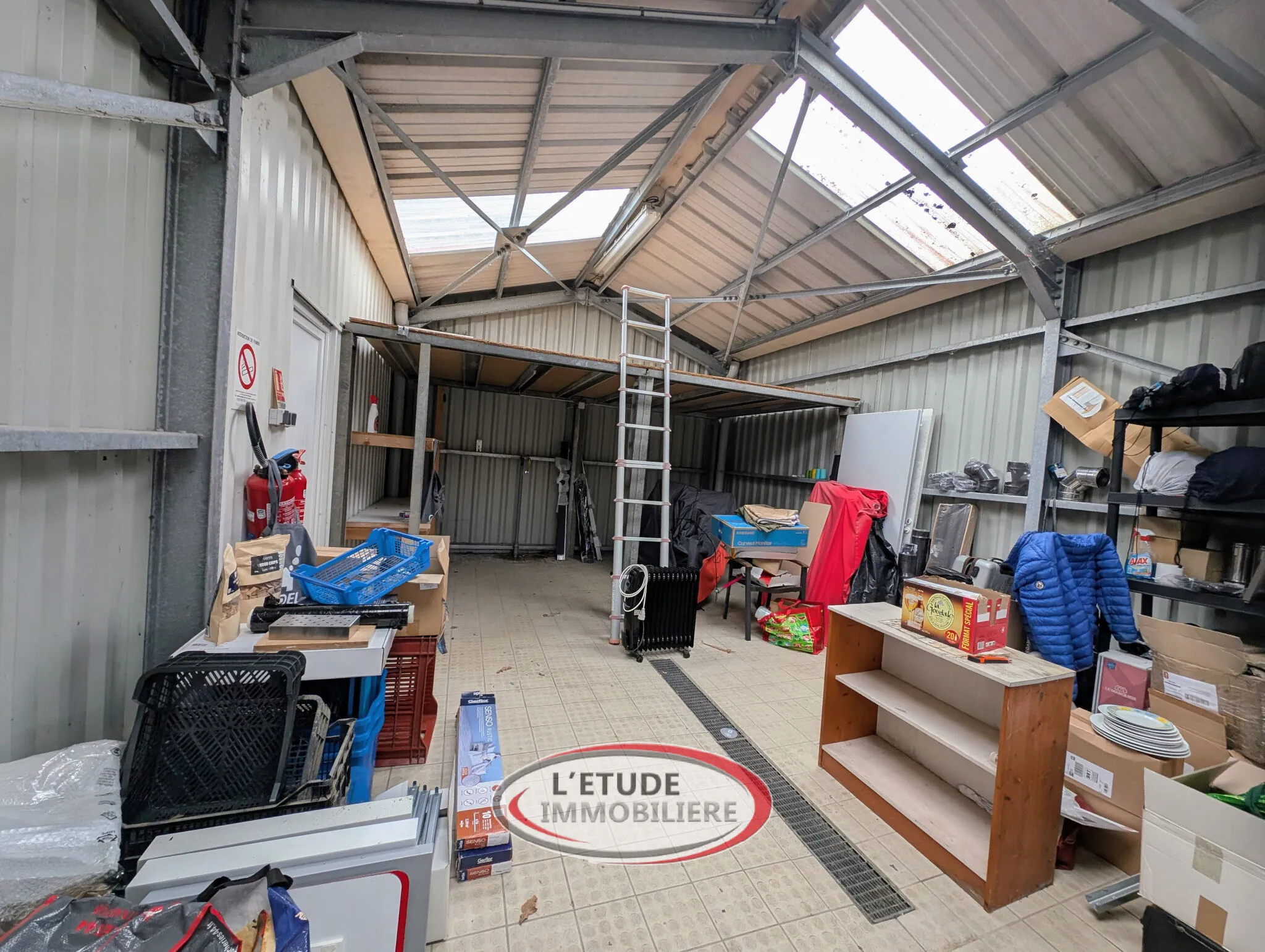 Maison multifonctionnelle avec espace professionnel, piscine et terrain clos à Château-Thébaud 