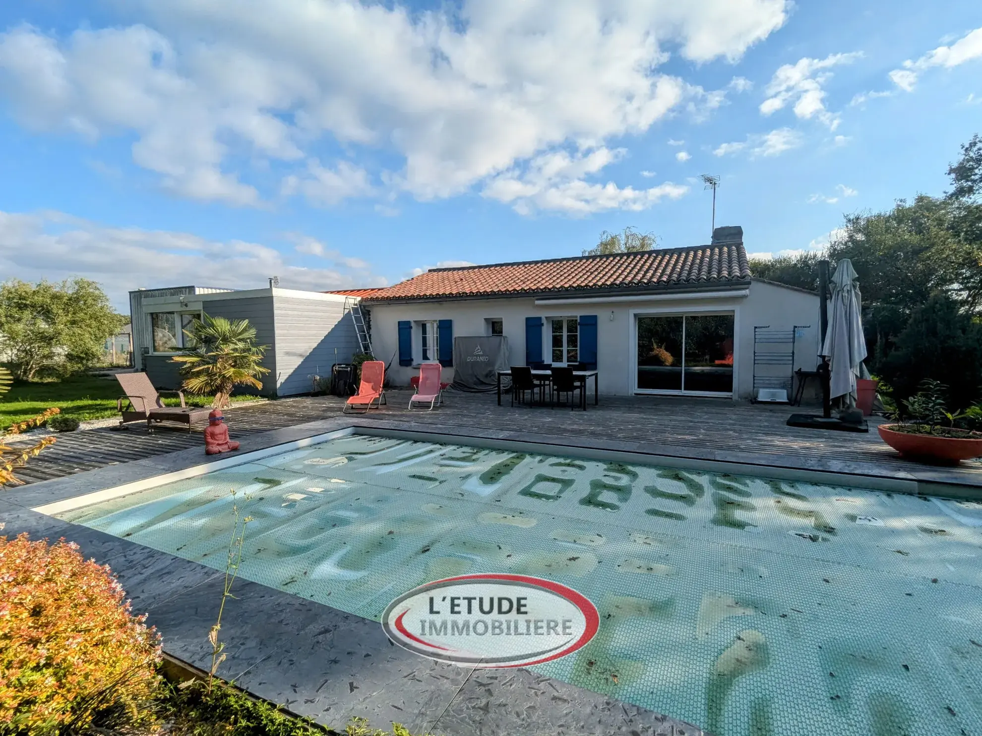 Maison avec espace professionnel, piscine et terrain clos à Château-Thébaud