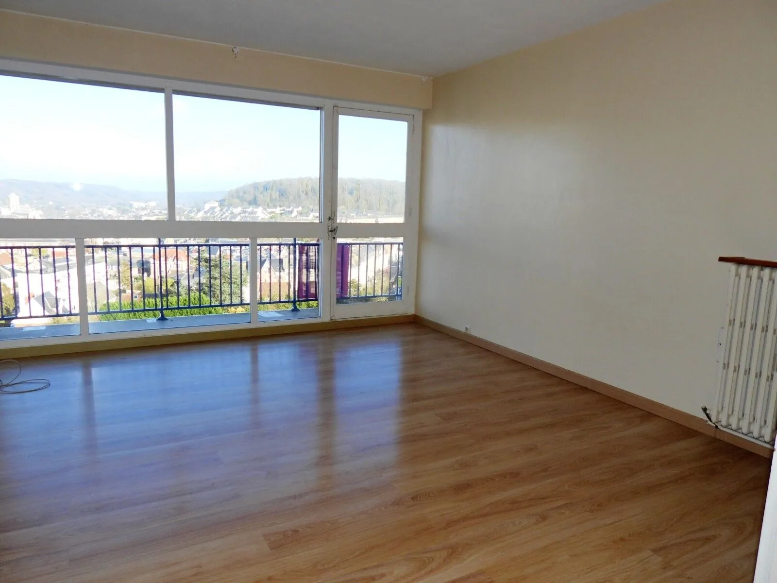 Appartement à Fécamp avec balcon, 2 chambres, rez-de-chaussée sécurisé