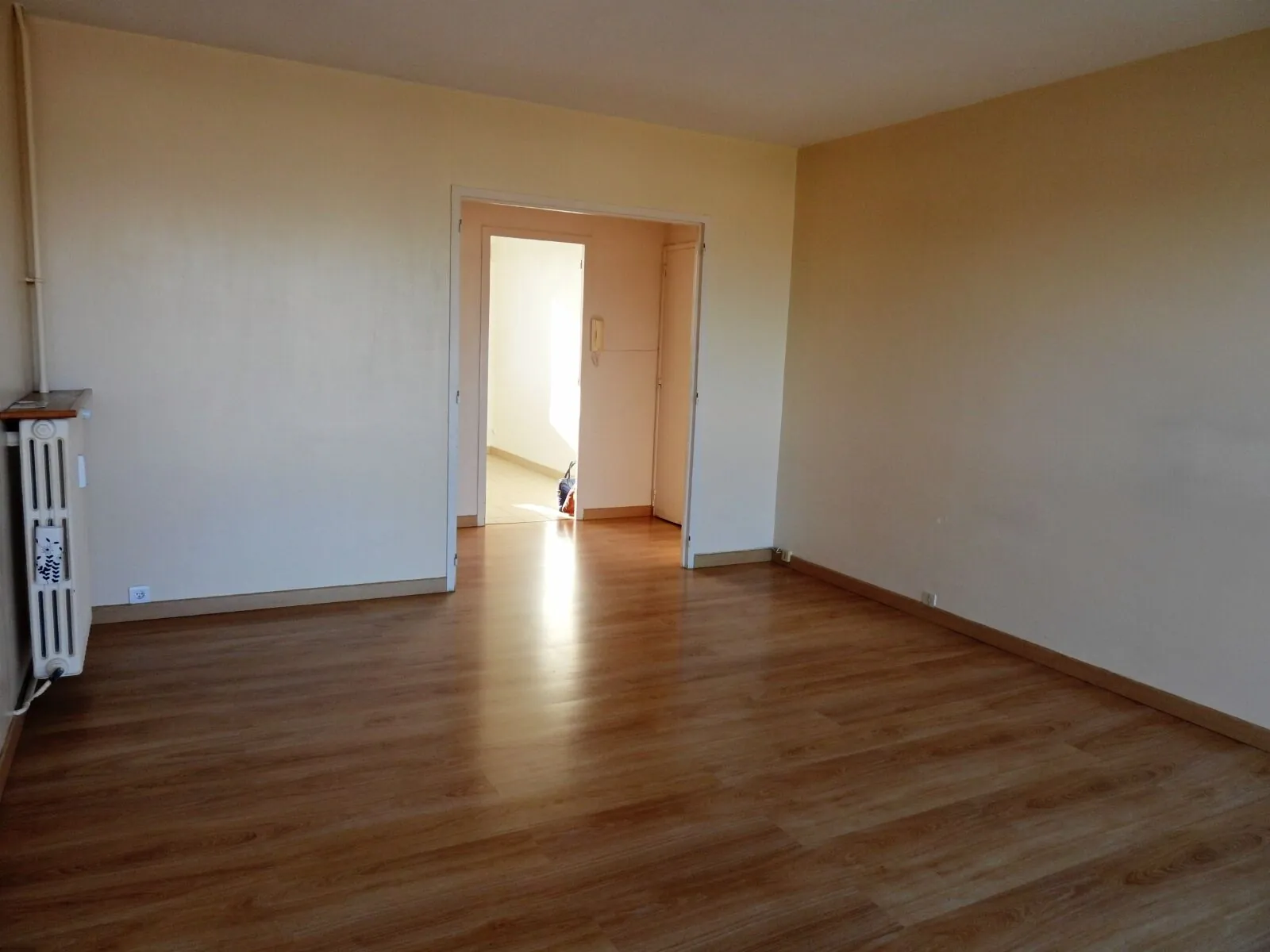 Appartement à Fécamp avec balcon, 2 chambres, rez-de-chaussée sécurisé 