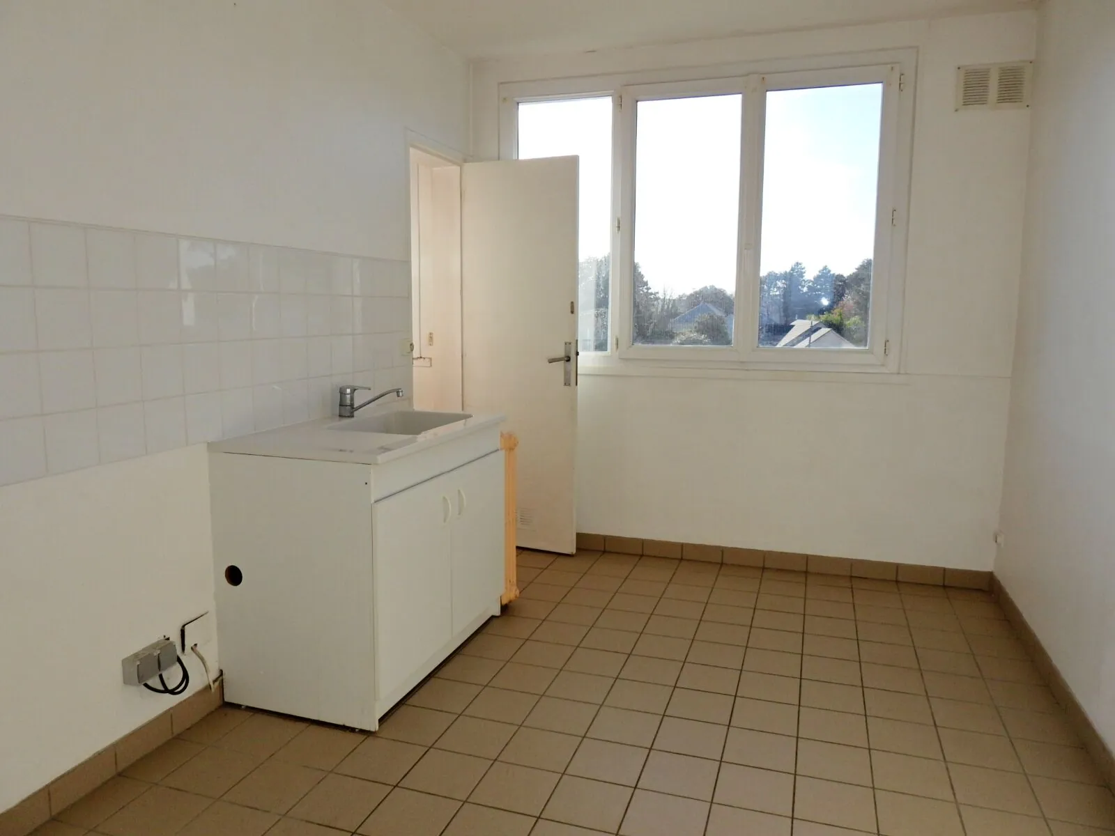 Appartement à Fécamp avec balcon, 2 chambres, rez-de-chaussée sécurisé 