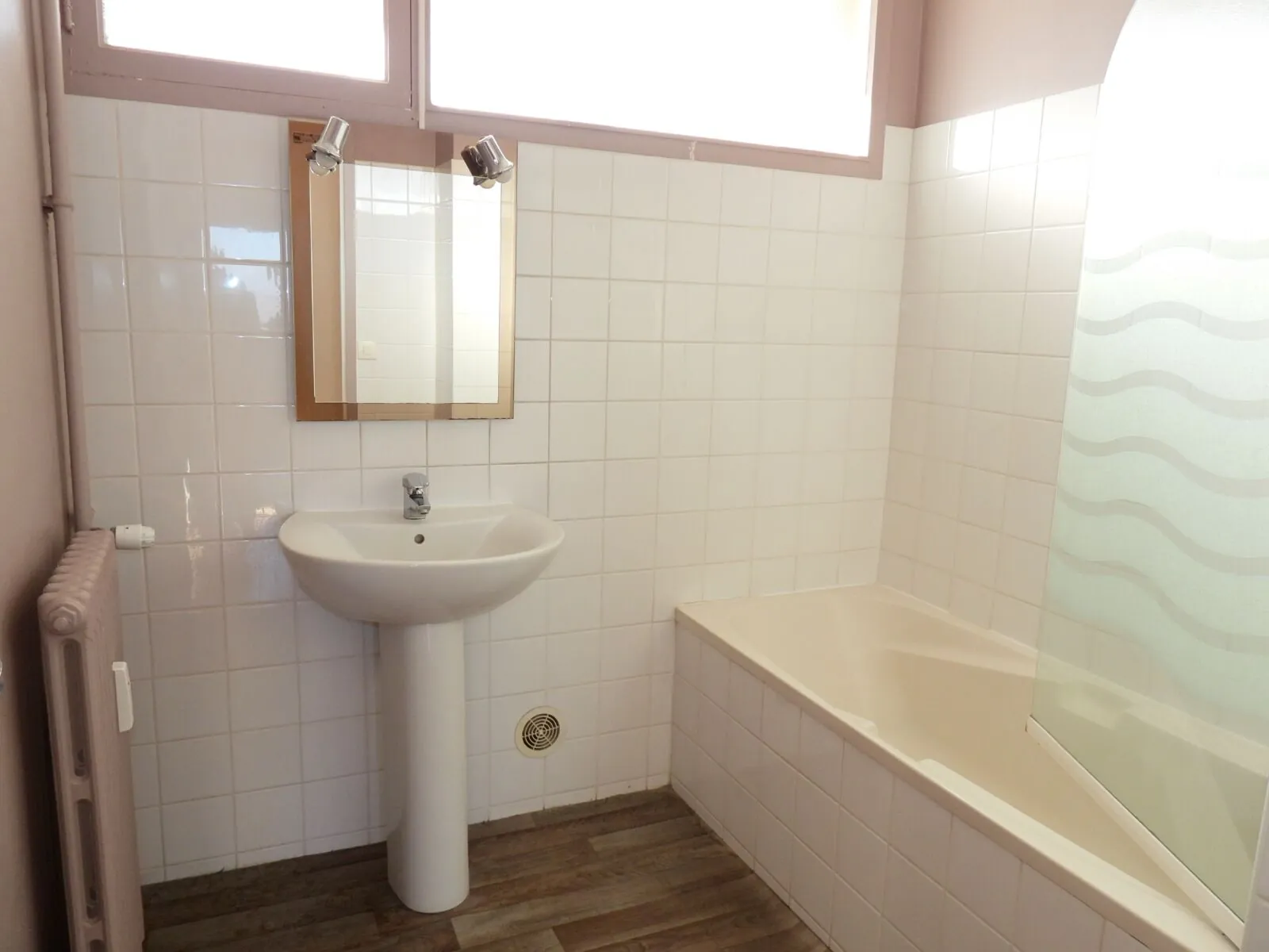 Appartement à Fécamp avec balcon, 2 chambres, rez-de-chaussée sécurisé 