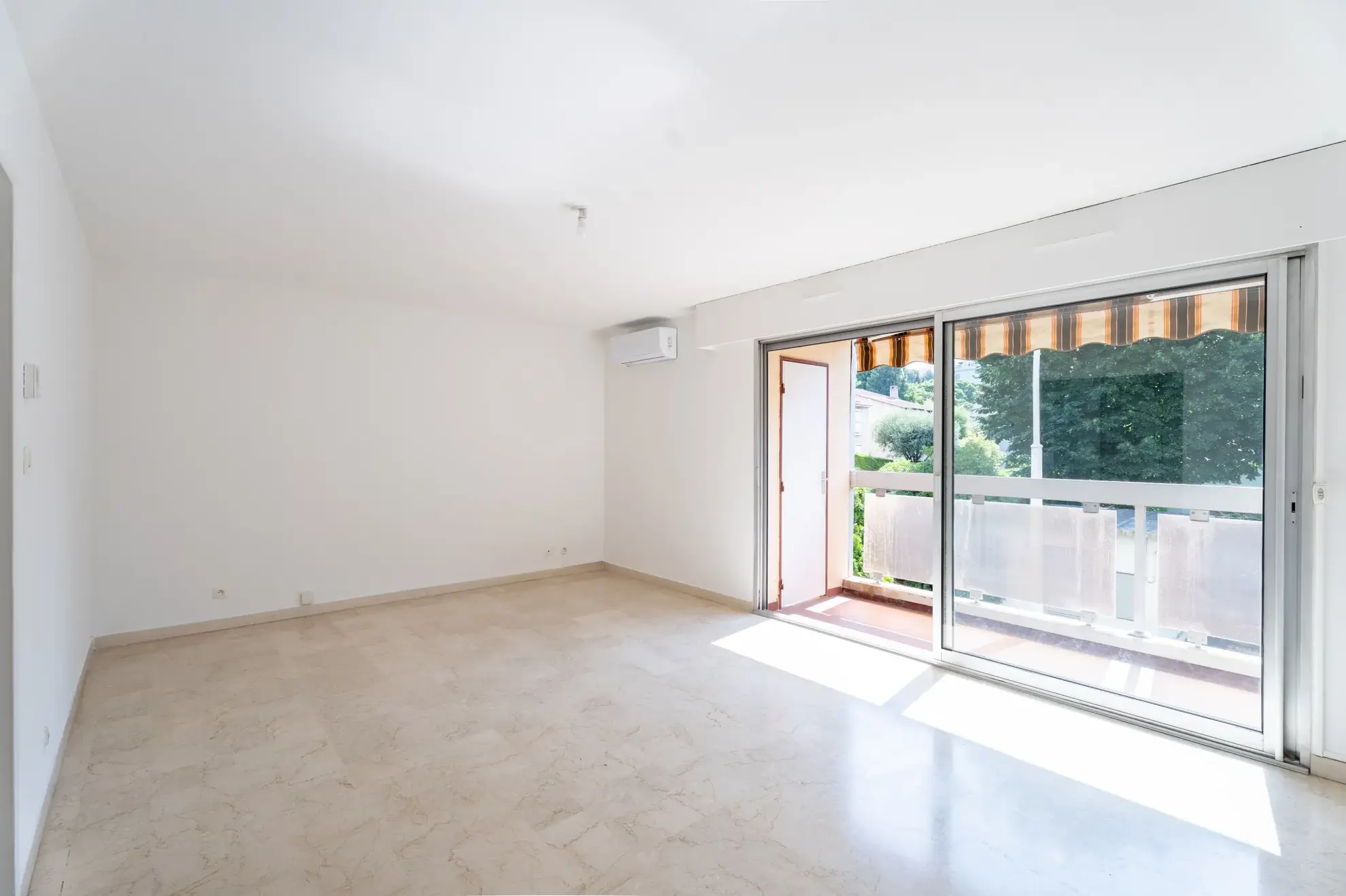 Appartement 3 pièces rénové à Marseille avec terrasse et parc privé