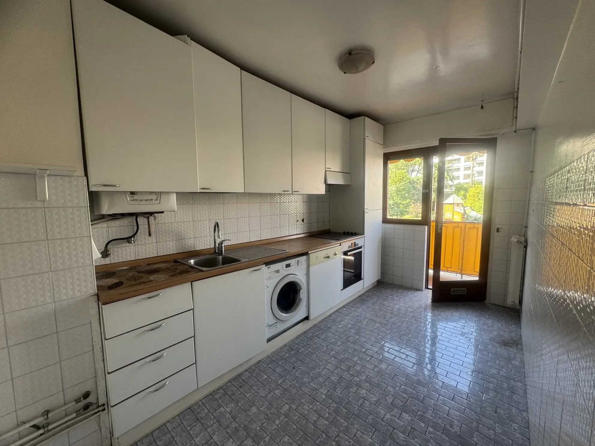 Appartement 2 pièces à rénover de 48m² avec balcon et garage à Carnoles