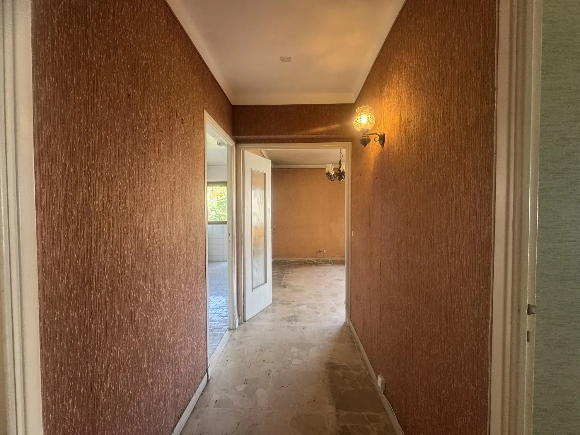 Appartement 2 pièces à rénover de 48m² avec balcon et garage à Carnoles 