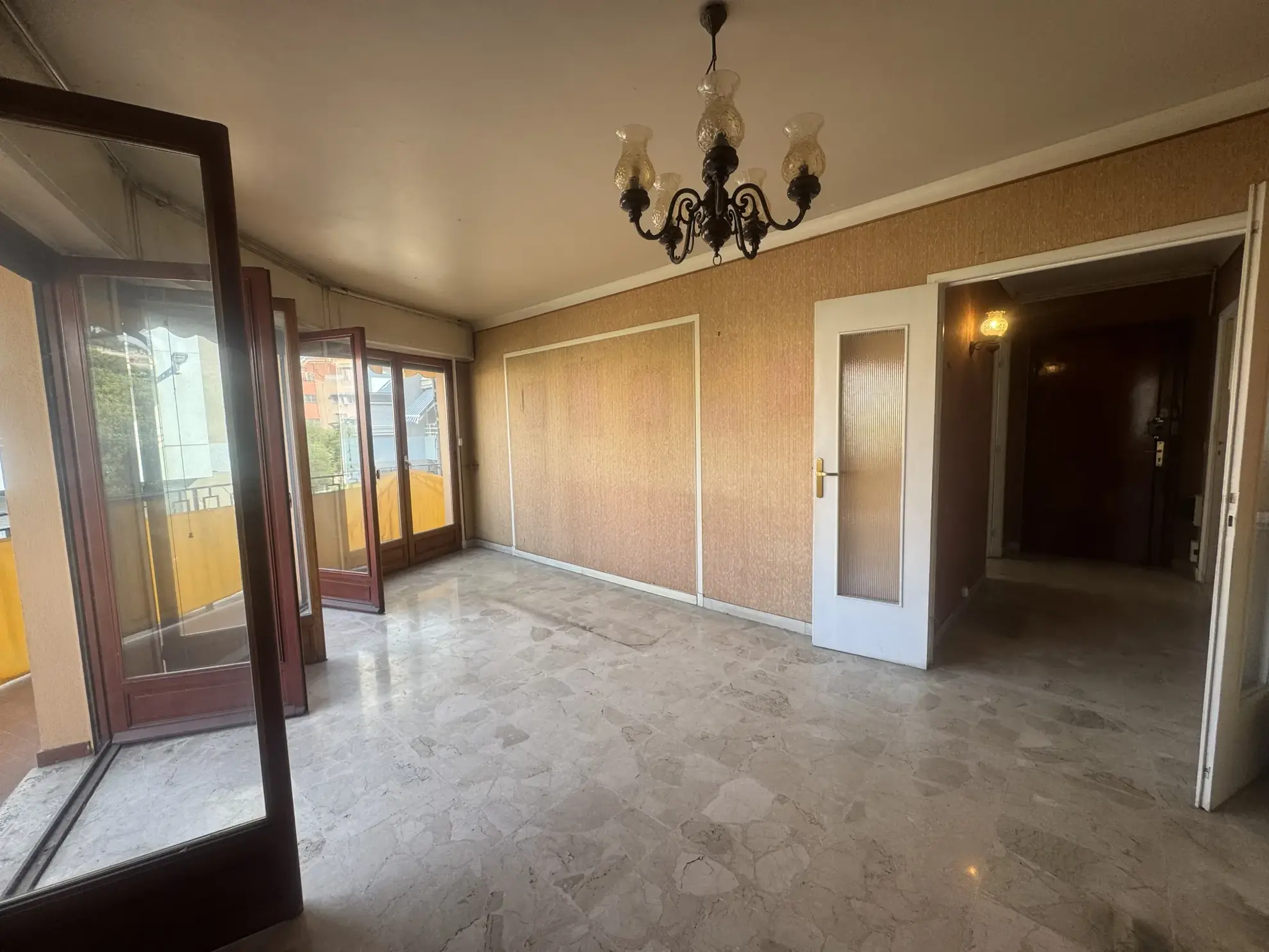 Appartement 2 pièces à rénover de 48m² avec balcon et garage à Carnoles 