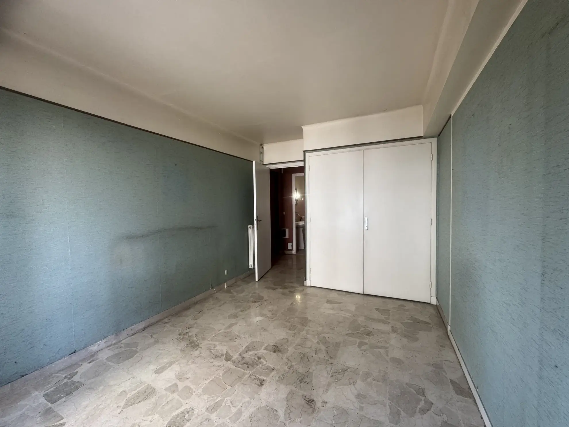 Appartement 2 pièces à rénover de 48m² avec balcon et garage à Carnoles 