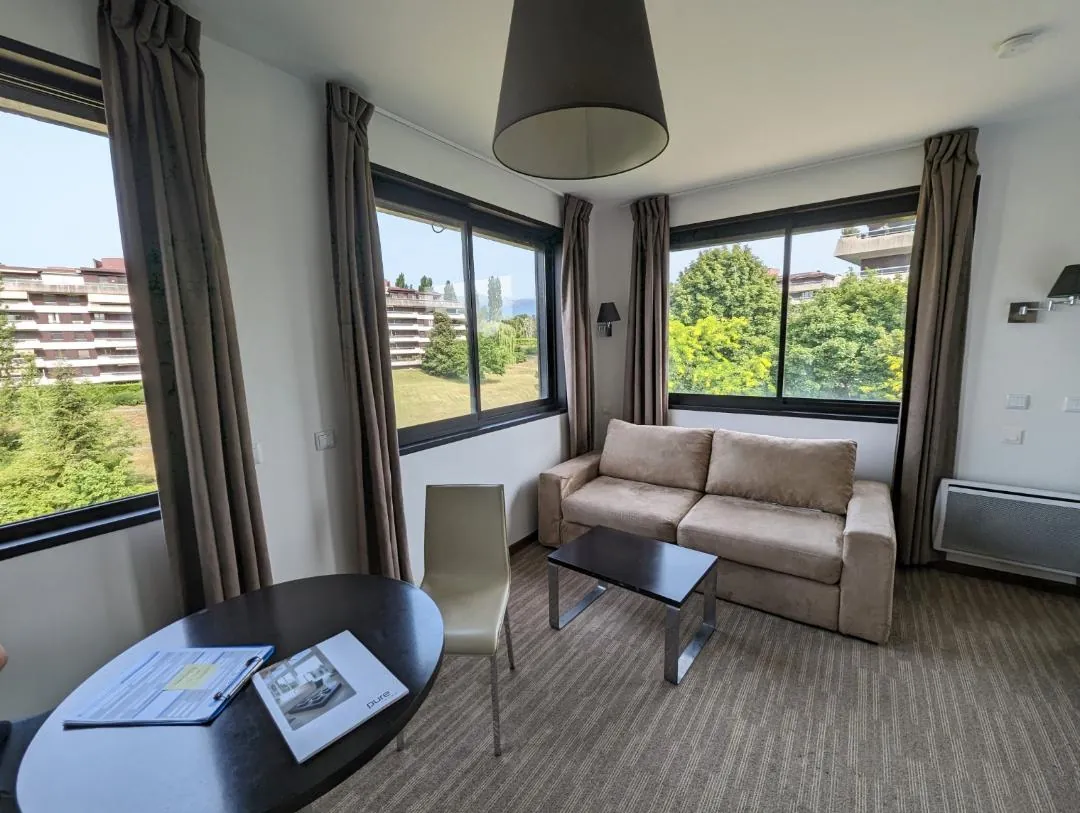 Investissement immobilier à Ferney: Appartement T2 loué avec parking et rentabilité élevée 