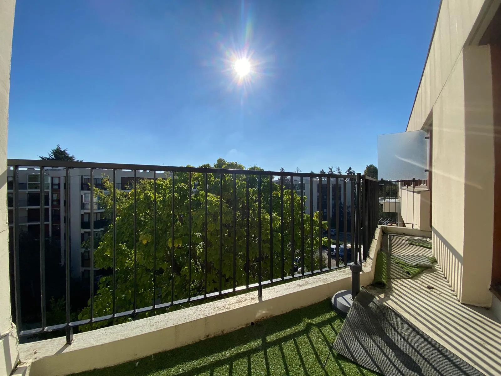 Appartement T3 au dernier étage avec balcon et parking près de Parly 2