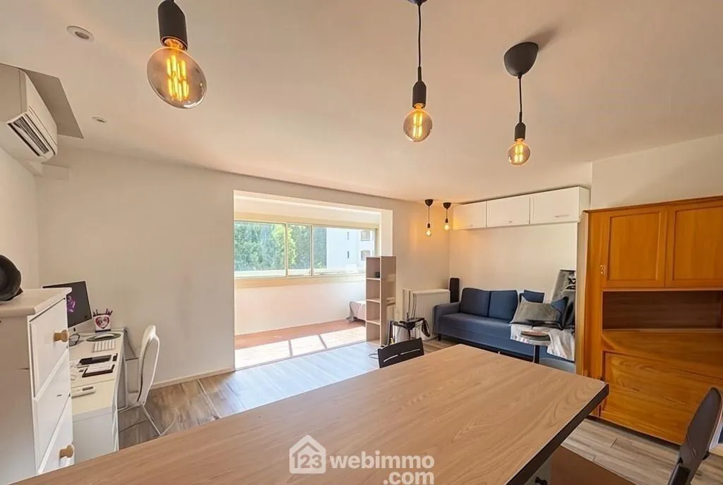 Studio rénové avec loggia, piscine et vue dégagée à Sainte-Maxime 