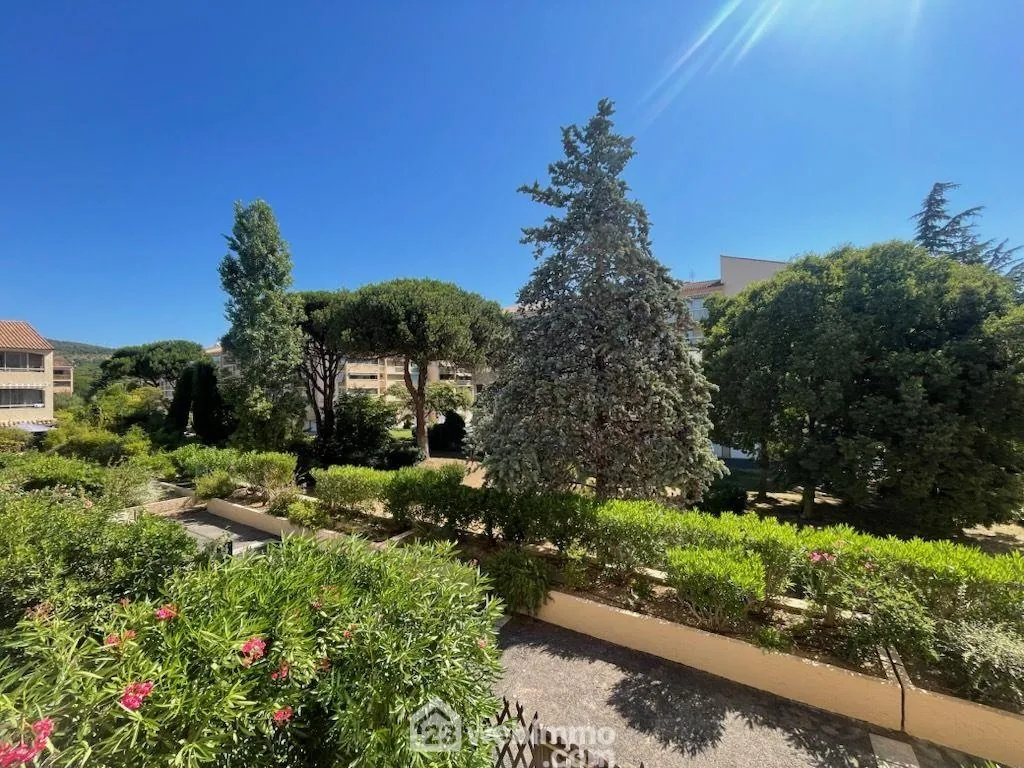 Studio rénové avec loggia, piscine et vue dégagée à Sainte-Maxime 