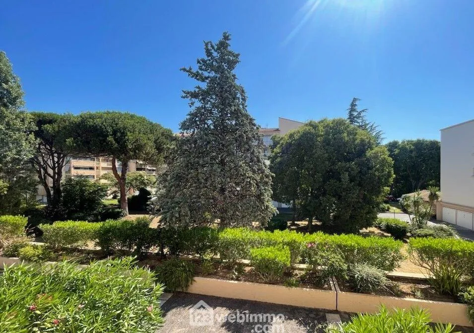 Studio rénové avec loggia, piscine et vue dégagée à Sainte-Maxime 