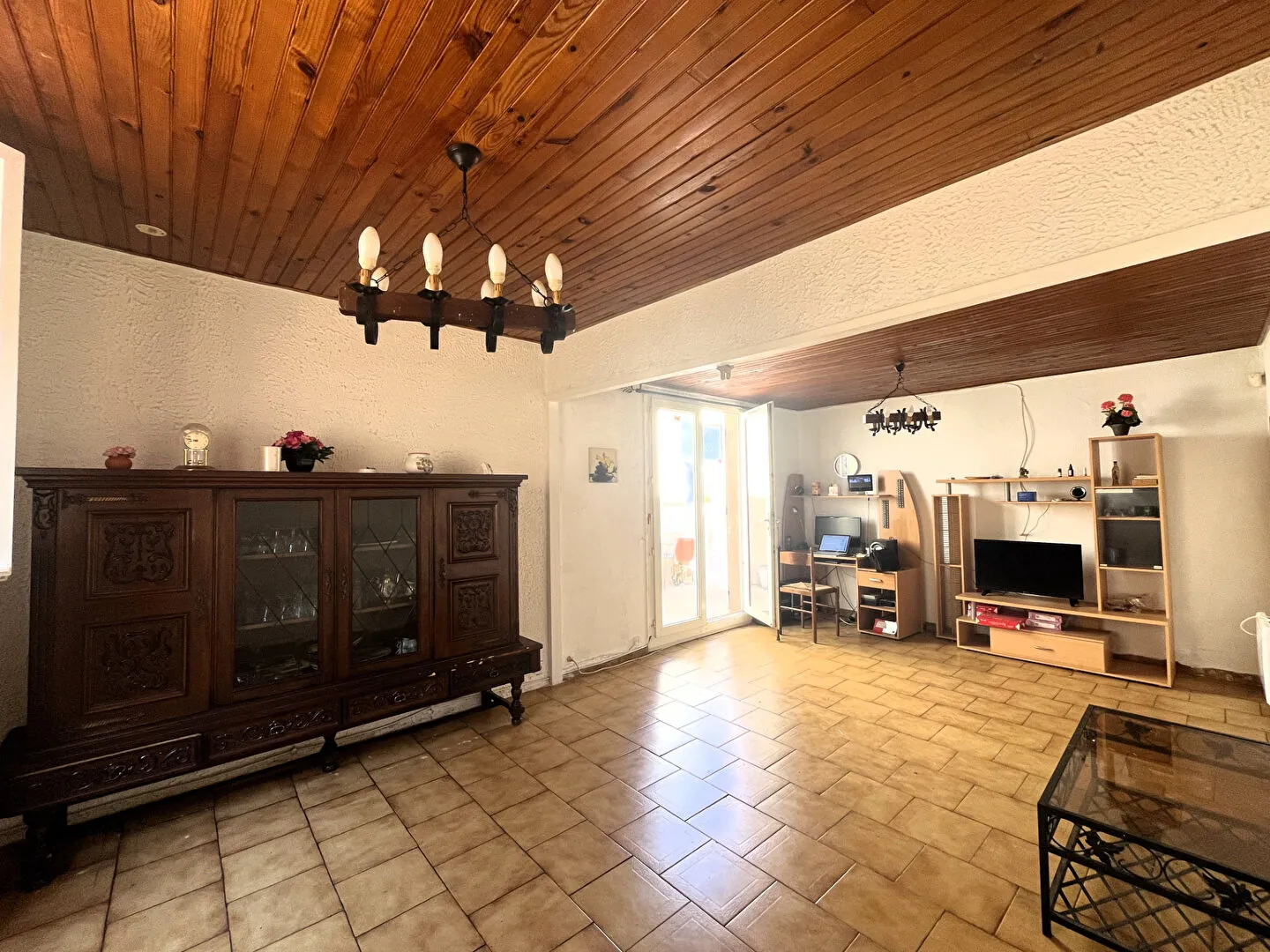 Maison à rénover de 72 m² à Septèmes Les Vallons avec dépendance et grand parking 