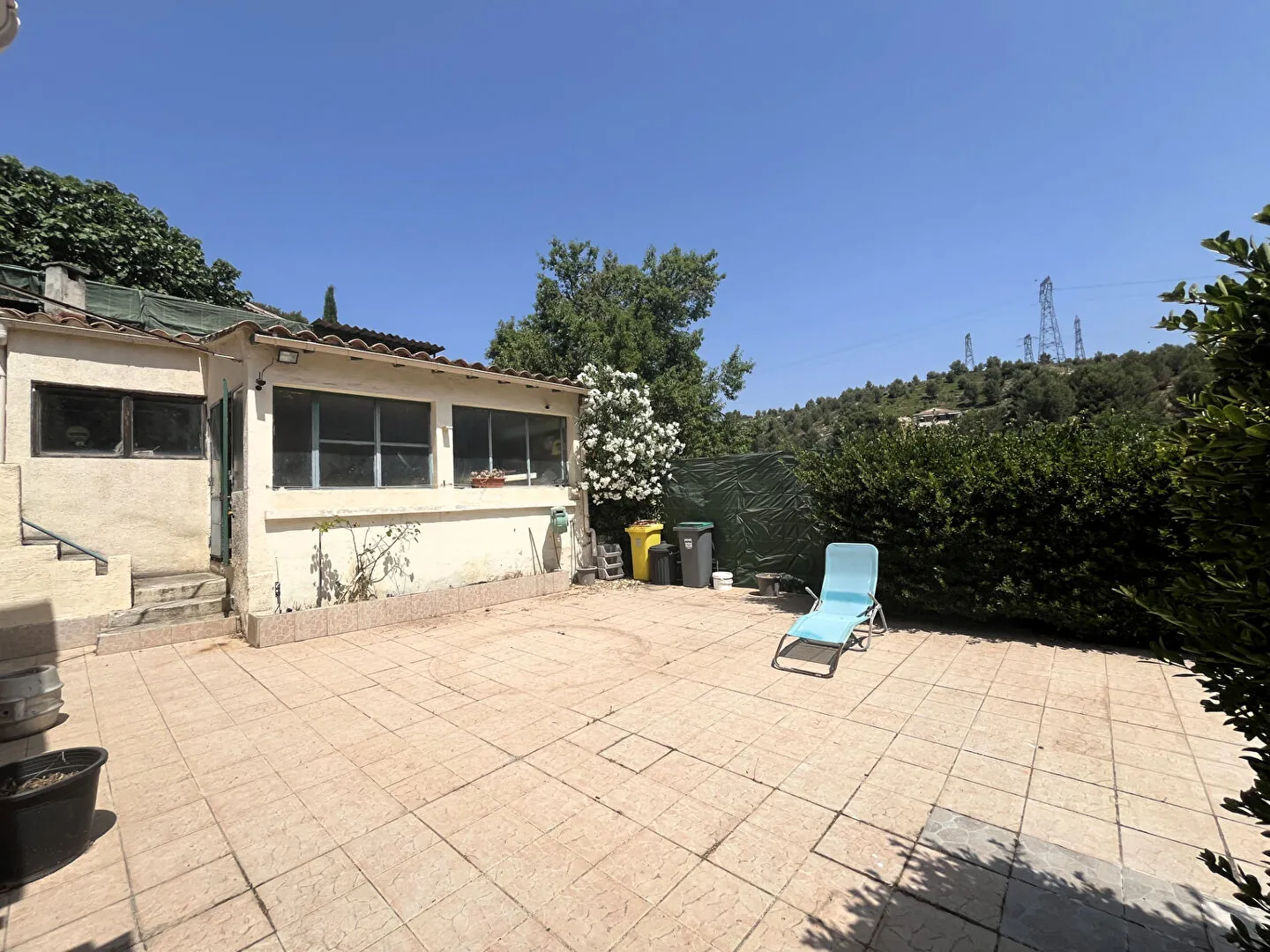 Maison à rénover de 72 m² à Septèmes Les Vallons avec dépendance et grand parking 