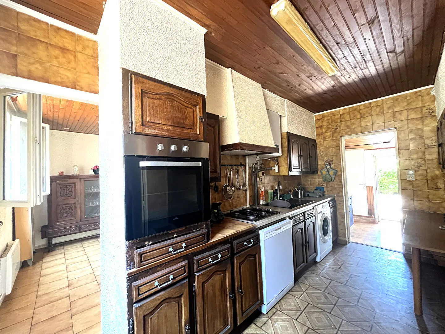 Maison à rénover de 72 m² à Septèmes Les Vallons avec dépendance et grand parking 