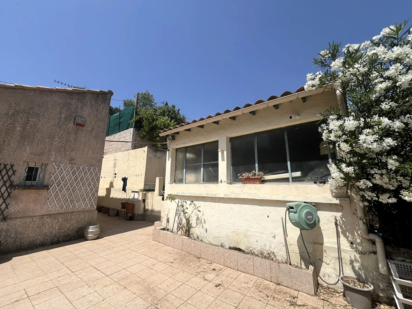 Maison à rénover de 72 m² à Septèmes Les Vallons avec dépendance et grand parking 