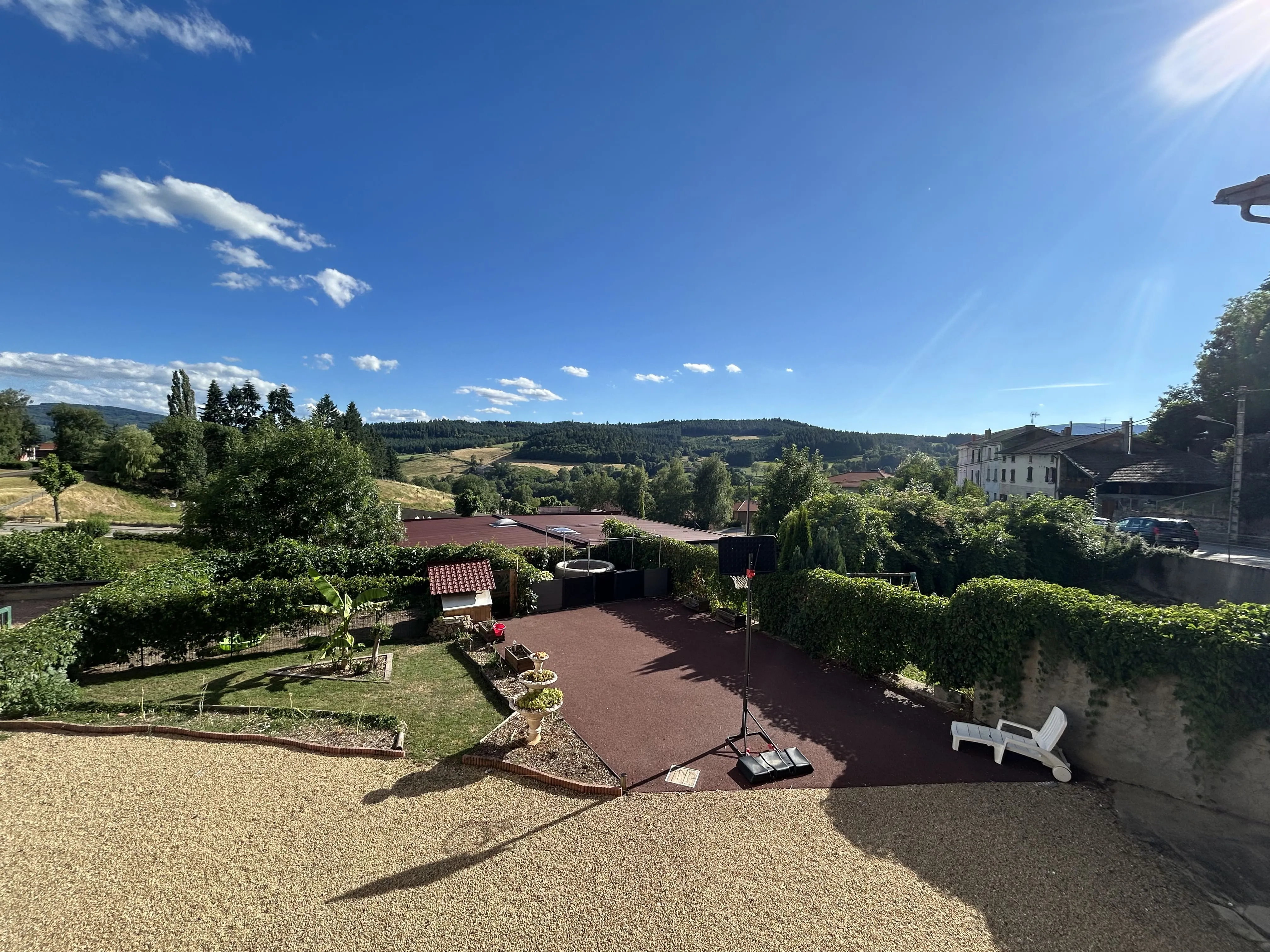 Maison loft rénovée de 105 m² à Saint-Just-en-Chevalet avec vue panoramique 