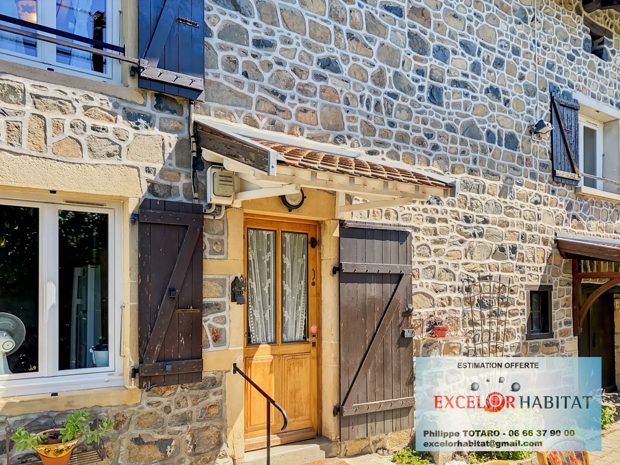 Maison en pierre avec vue panoramique et terrain dans le Beaujolais Vert 