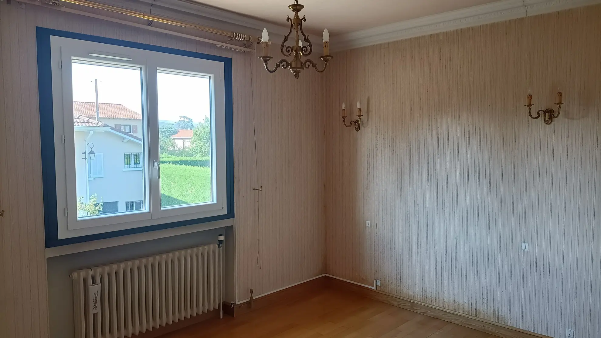 Maison à vendre au centre de Montbrison avec jardin et dépendances 