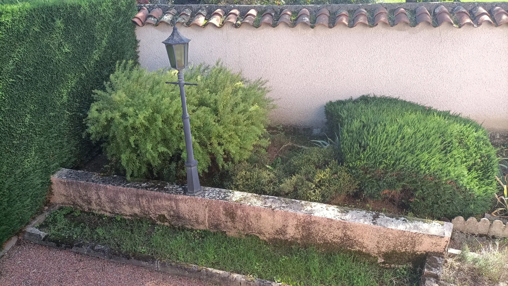 Maison à vendre au centre de Montbrison avec jardin et dépendances 
