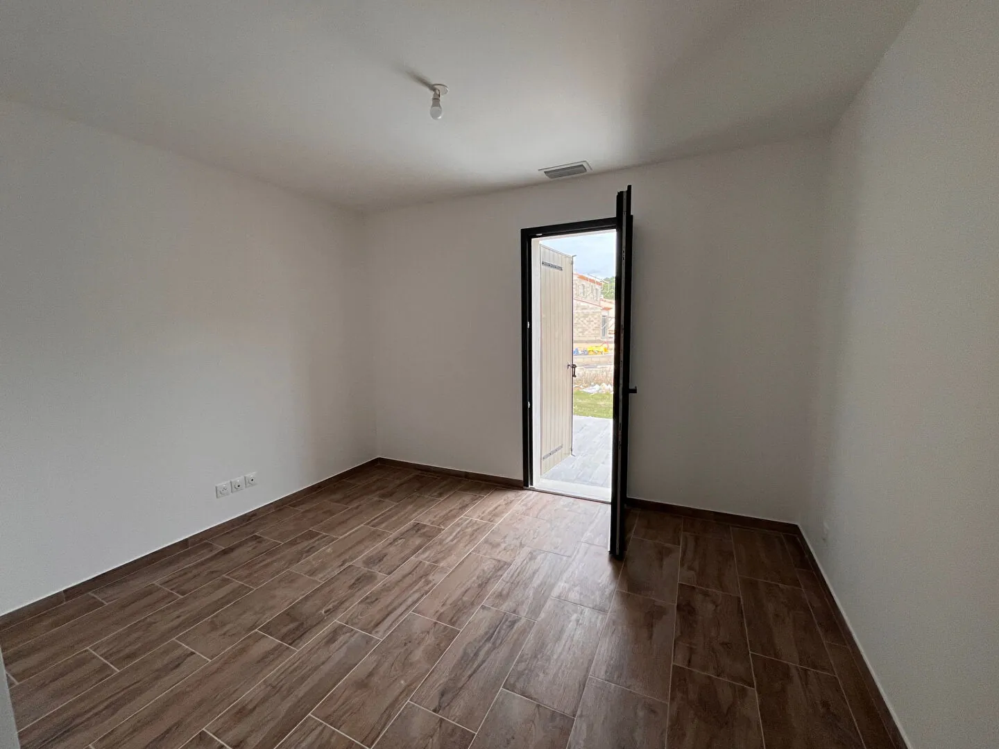 Villa neuve de plain-pied de 90 m2 avec terrain de 350 m2 à Saignon 