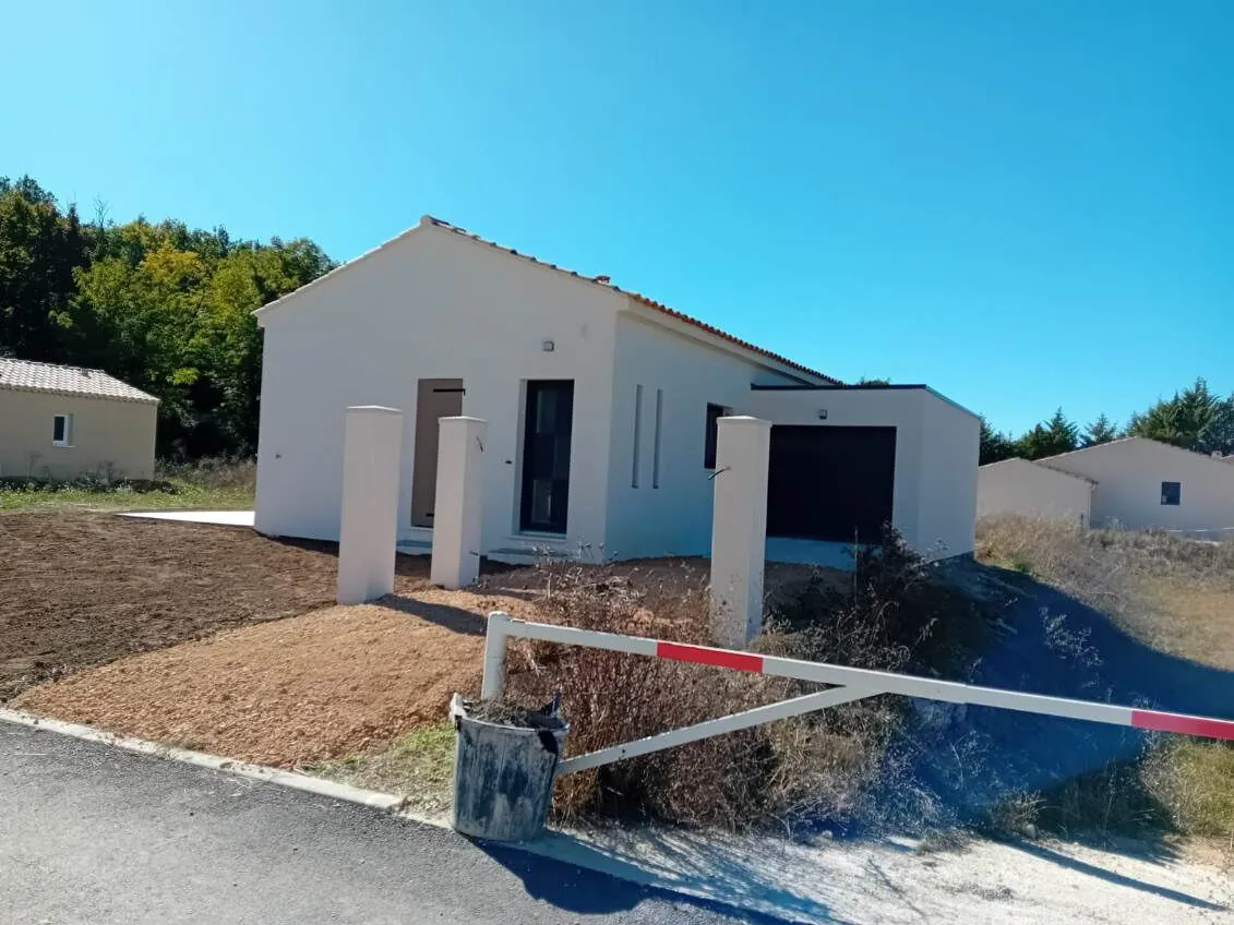Villa neuve de plain-pied de 90 m2 avec terrain de 350 m2 à Saignon 