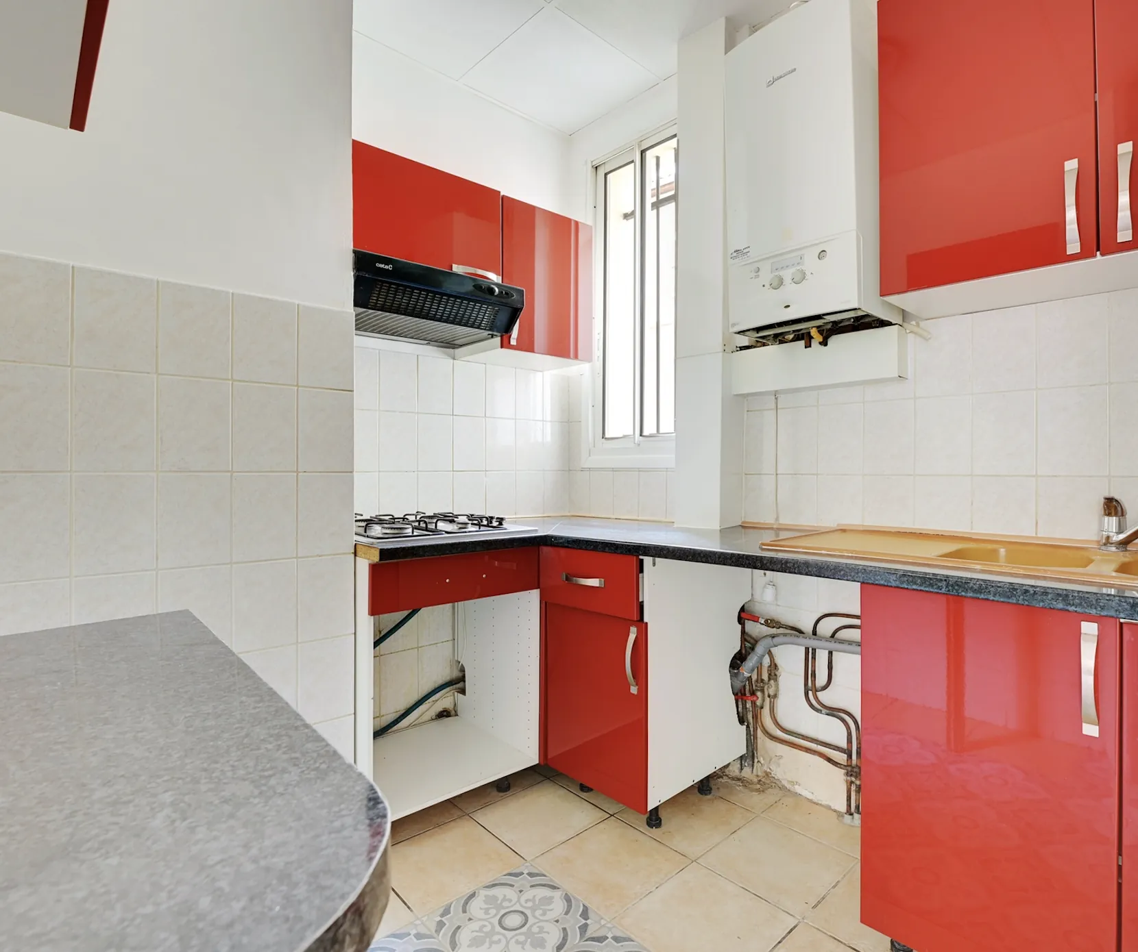 Appartement 2 pièces à Paris dans le 14e avec grand potentiel de rénovation 