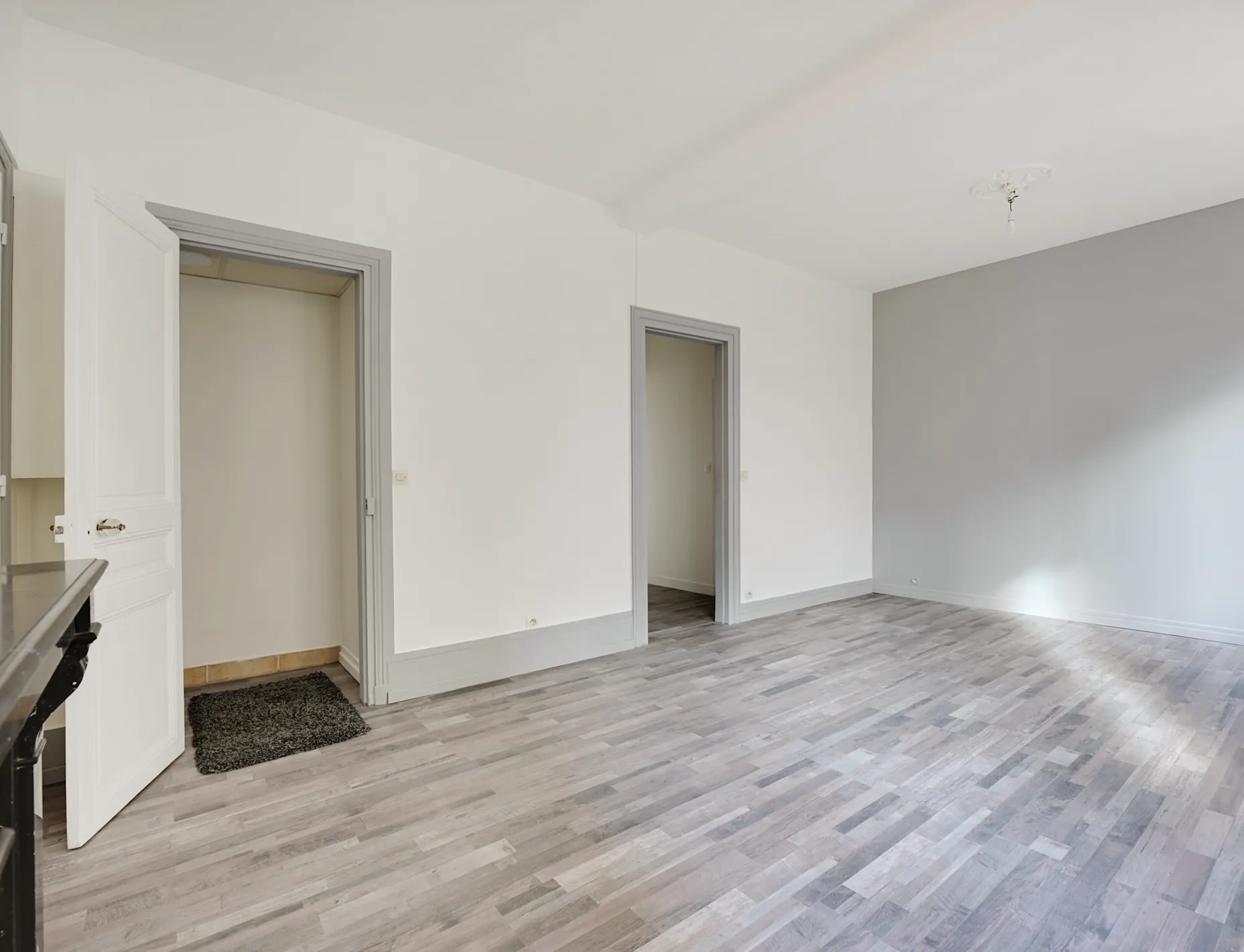 Appartement 2 pièces à Paris dans le 14e avec grand potentiel de rénovation 