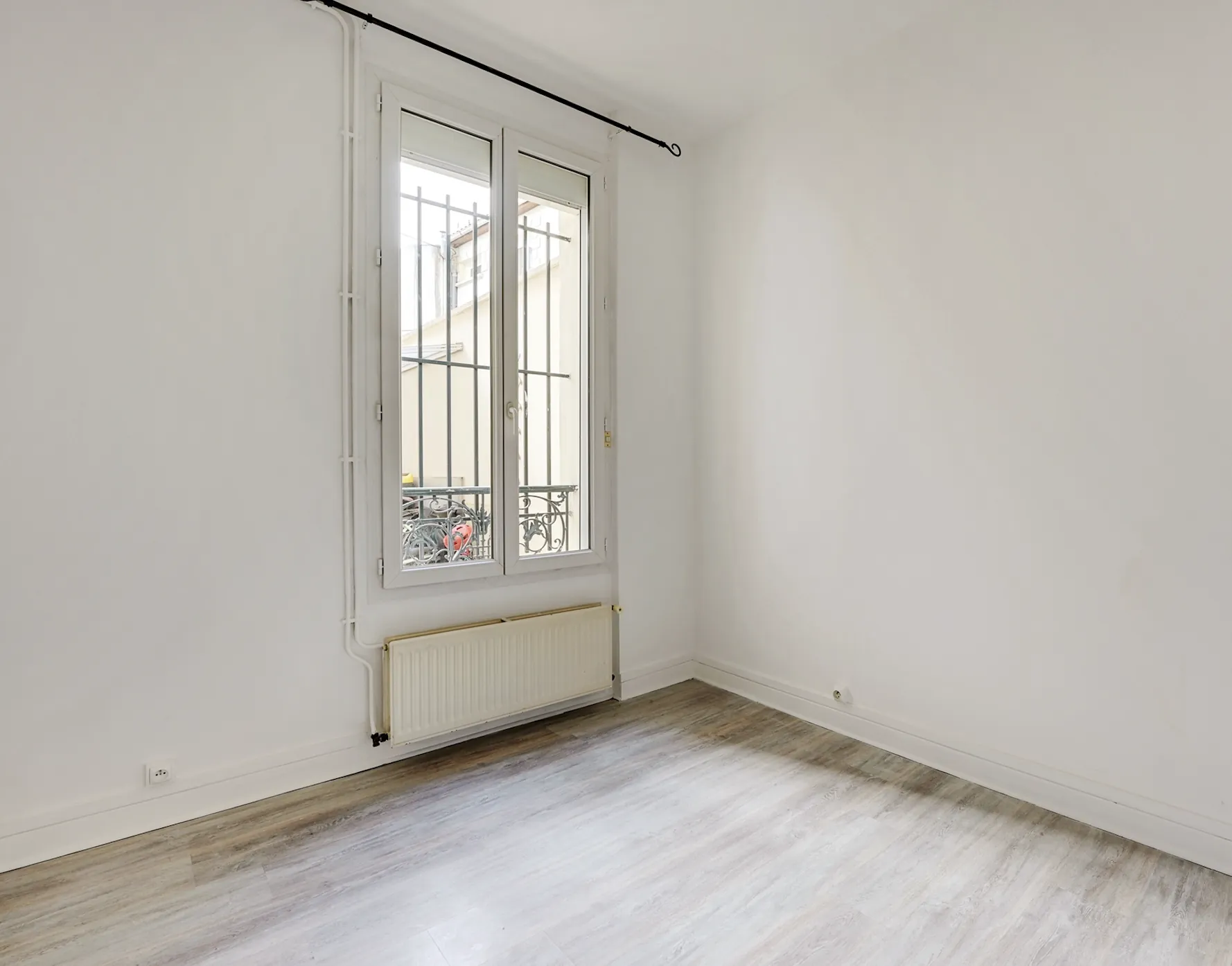 Appartement 2 pièces à Paris dans le 14e avec grand potentiel de rénovation 