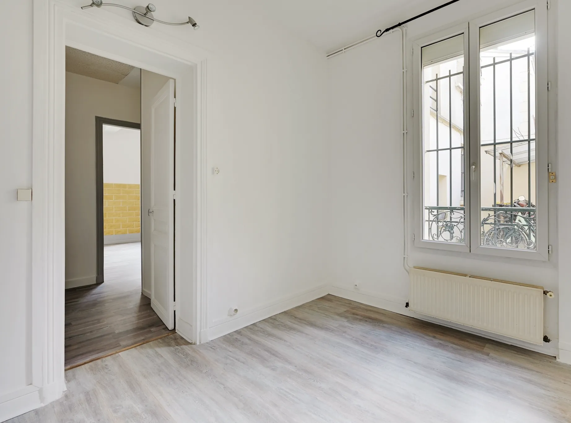 Appartement 2 pièces à Paris dans le 14e avec grand potentiel de rénovation 