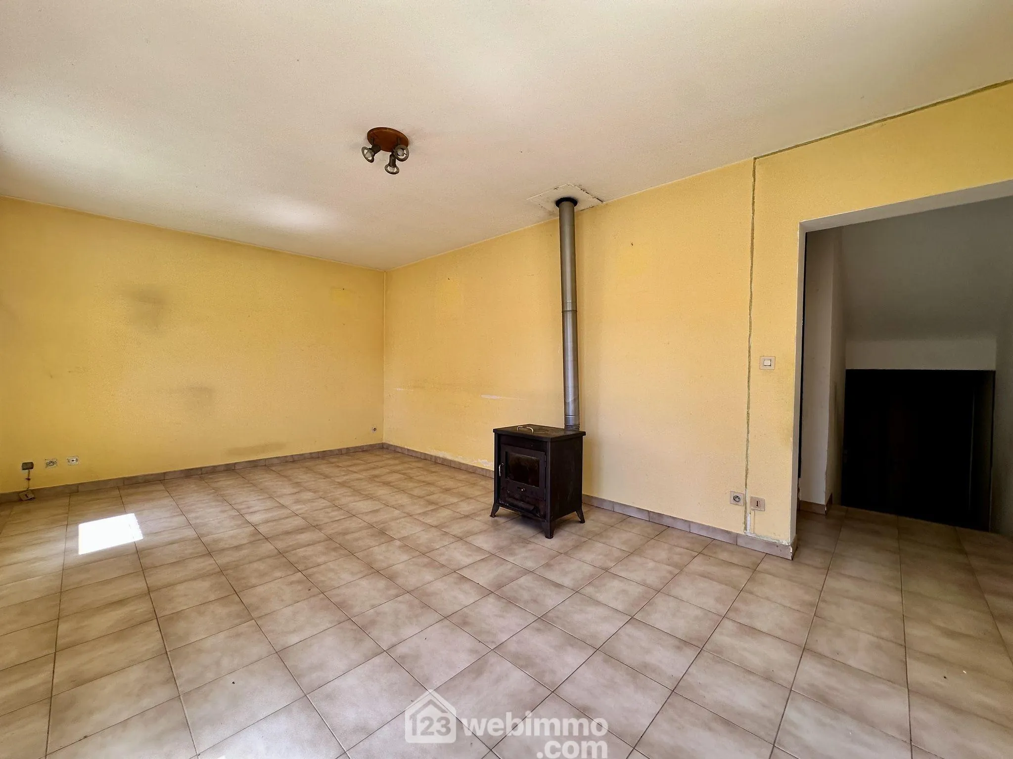 Maison à Biguglia de 96 m² avec jardin et garage, idéal pour rénovation et vie familiale 