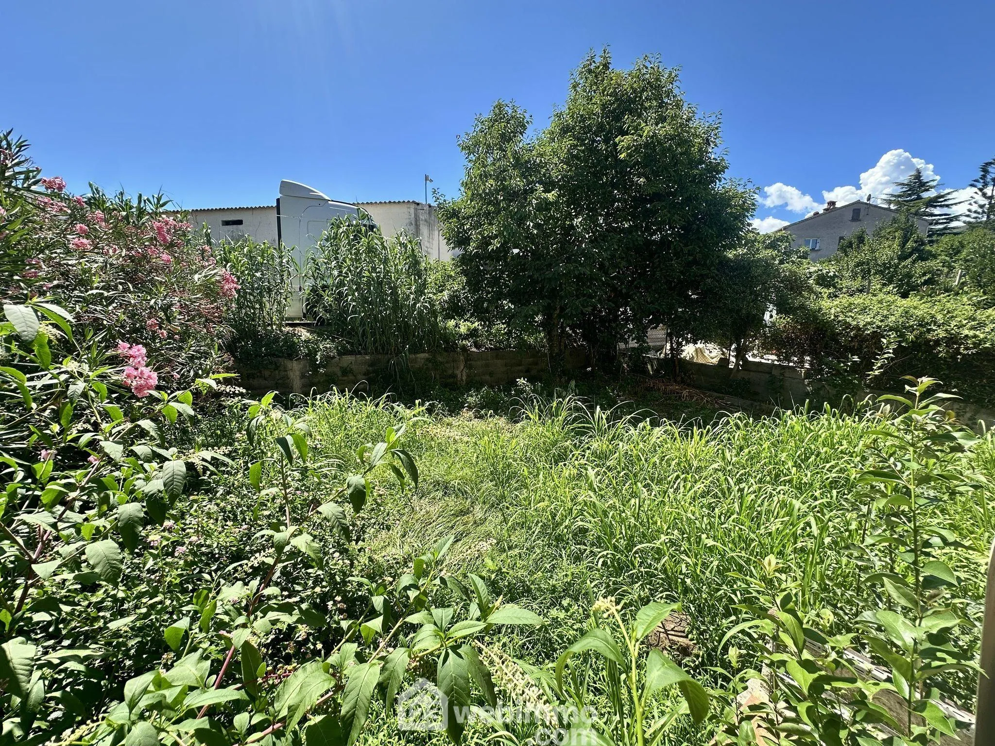 Maison à Biguglia de 96 m² avec jardin et garage, idéal pour rénovation et vie familiale 