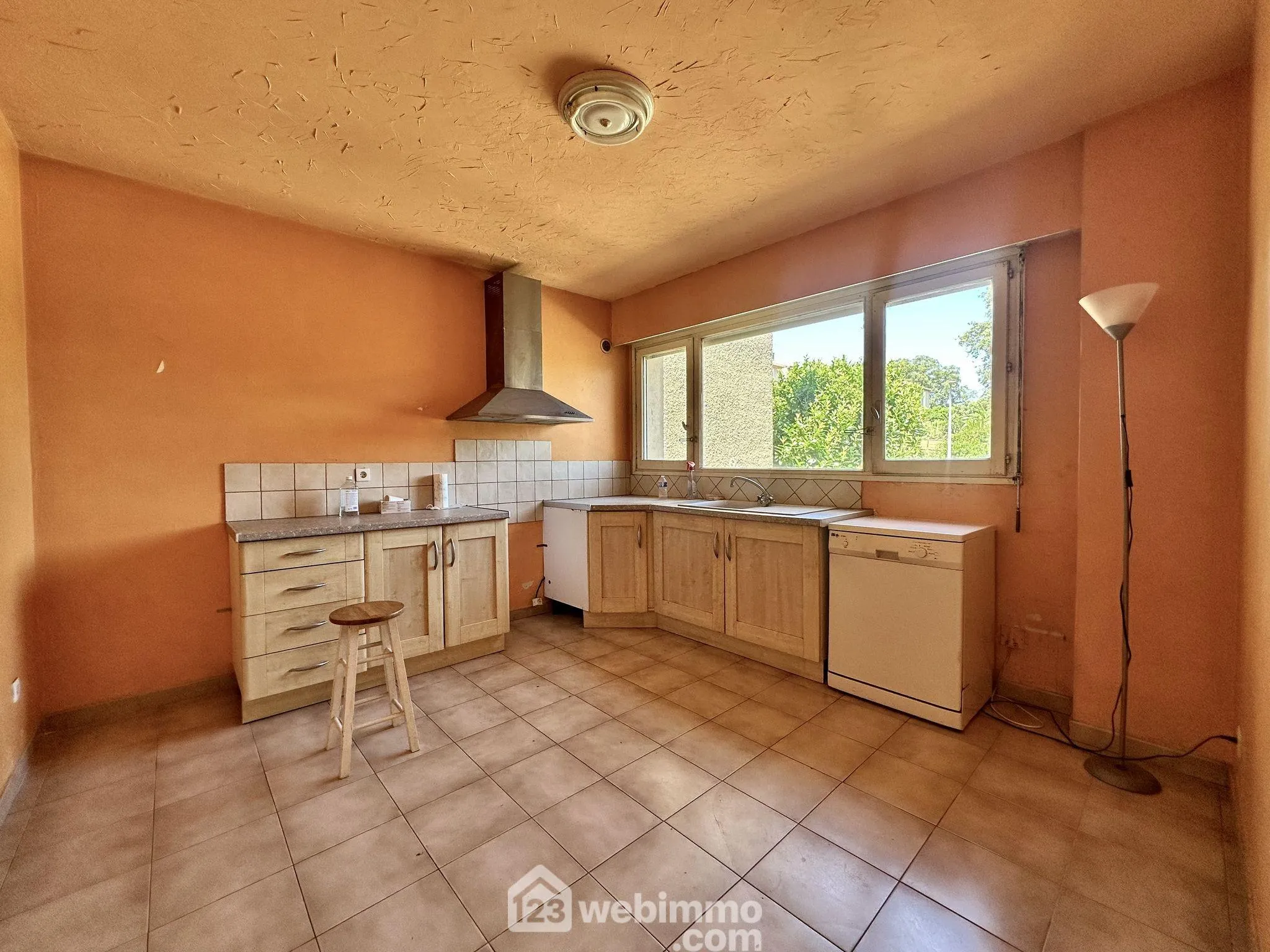 Maison à Biguglia de 96 m² avec jardin et garage, idéal pour rénovation et vie familiale 