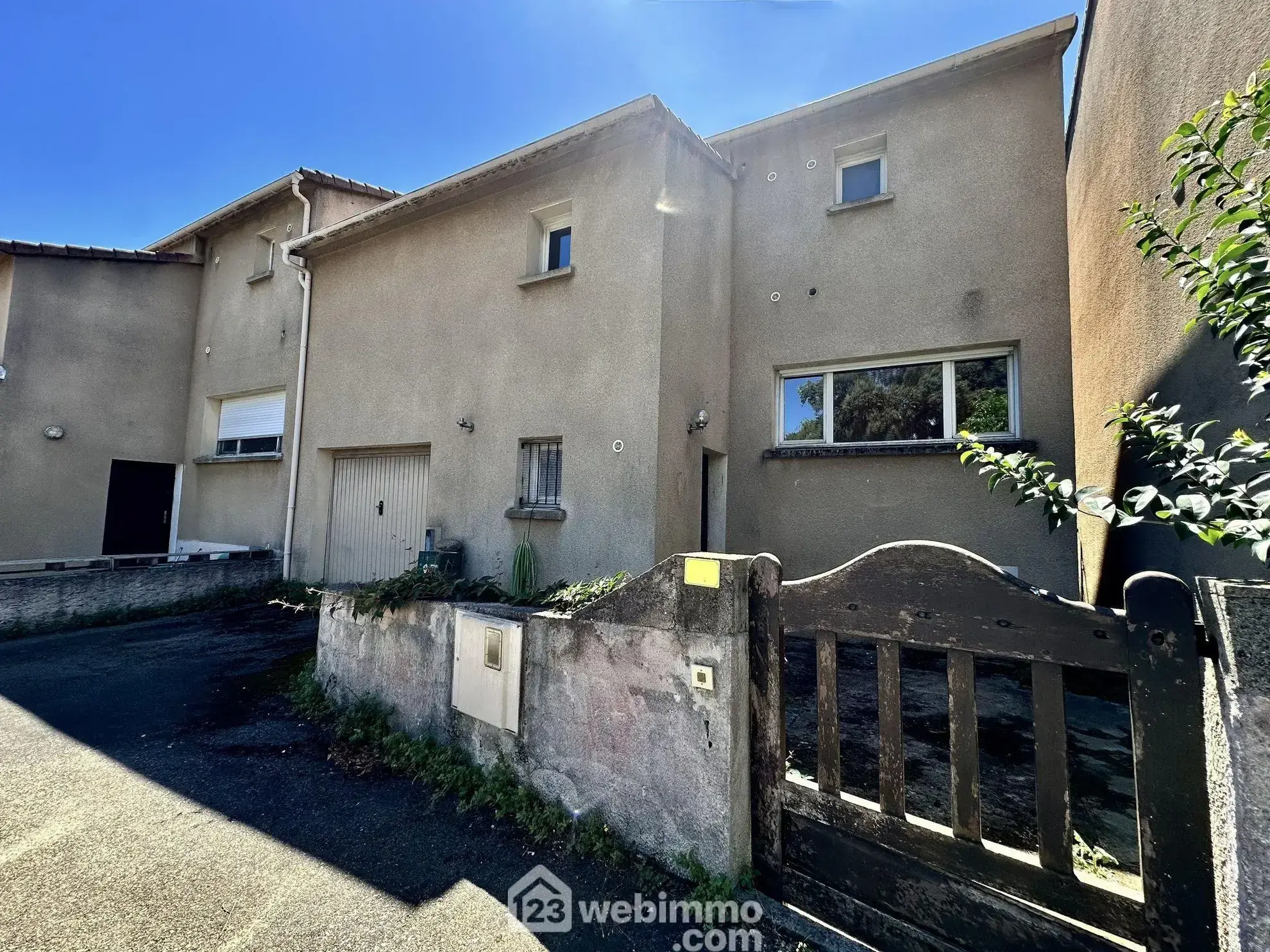 Maison à Biguglia de 96 m² avec jardin et garage, idéal pour rénovation et vie familiale 