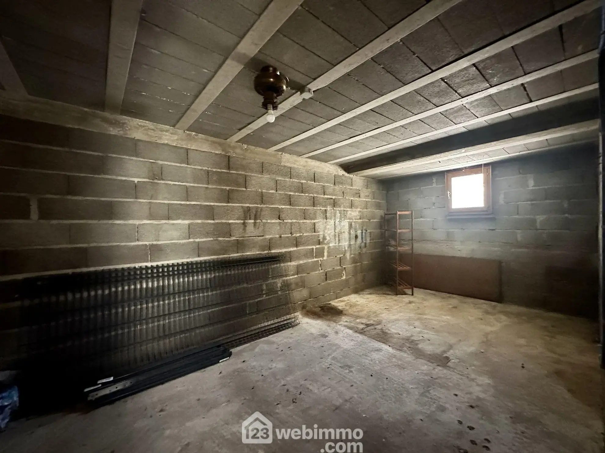 Maison à Biguglia de 96 m² avec jardin et garage, idéal pour rénovation et vie familiale 