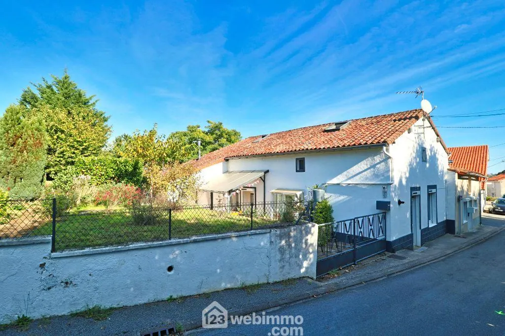 Maison rénovée de 113 m² avec jardin à Civray, proche commodités