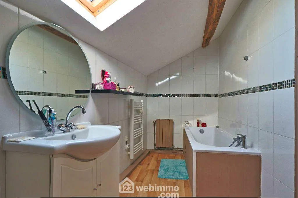 Maison rénovée de 113 m² avec jardin clos à Civray 86400 