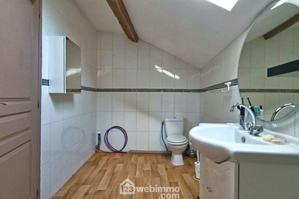 Maison rénovée de 113 m² avec jardin clos à Civray 86400 