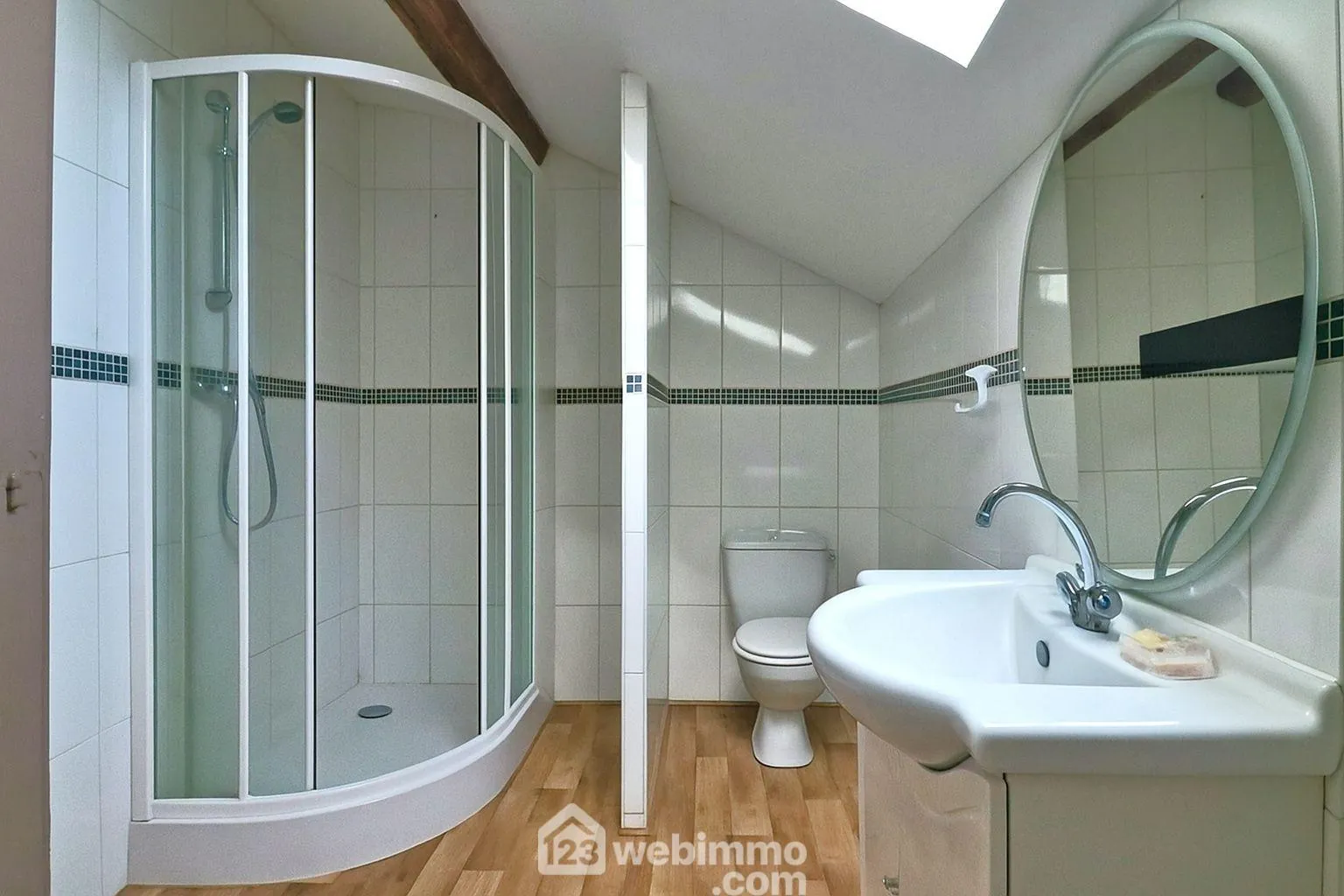 Maison rénovée de 113 m² avec jardin clos à Civray 86400 