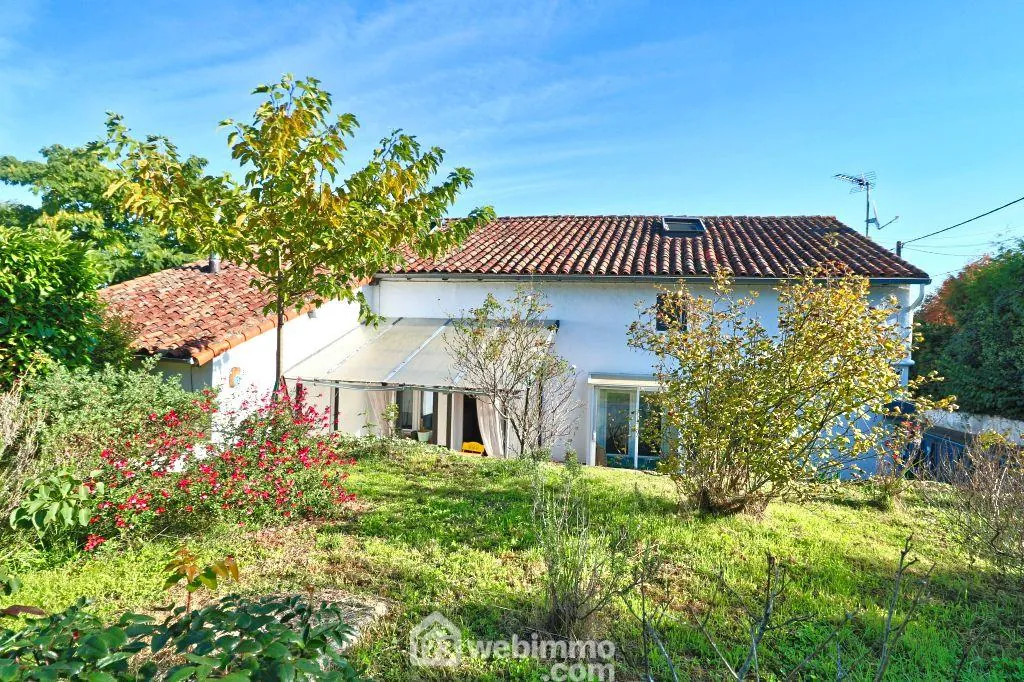 Maison rénovée de 113 m² avec jardin clos à Civray 86400 