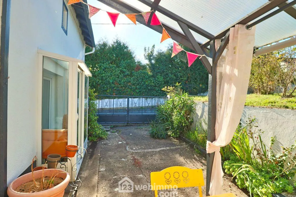 Maison rénovée de 113 m² avec jardin clos à Civray 86400 