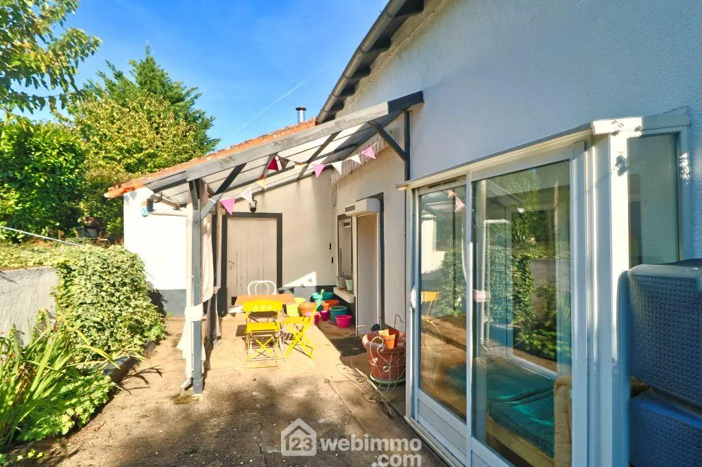 Maison rénovée de 113 m² avec jardin clos à Civray 86400 