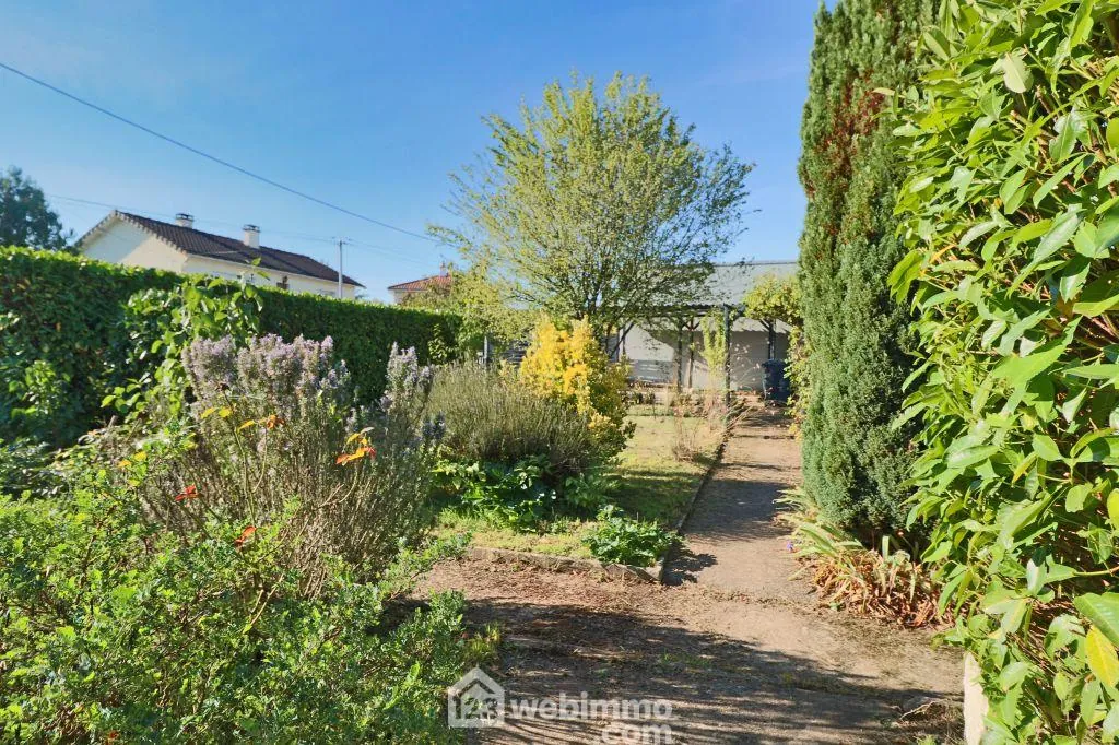 Maison rénovée de 113 m² avec jardin clos à Civray 86400 