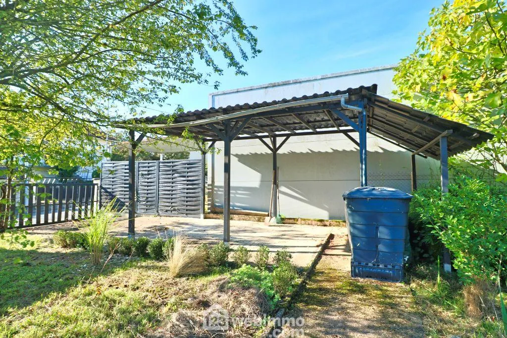 Maison rénovée de 113 m² avec jardin clos à Civray 86400 