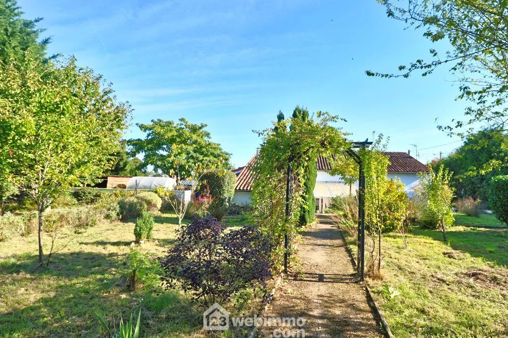 Maison rénovée de 113 m² avec jardin clos à Civray 86400 