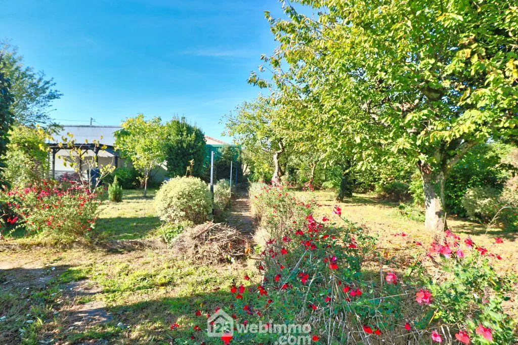 Maison rénovée de 113 m² avec jardin clos à Civray 86400 