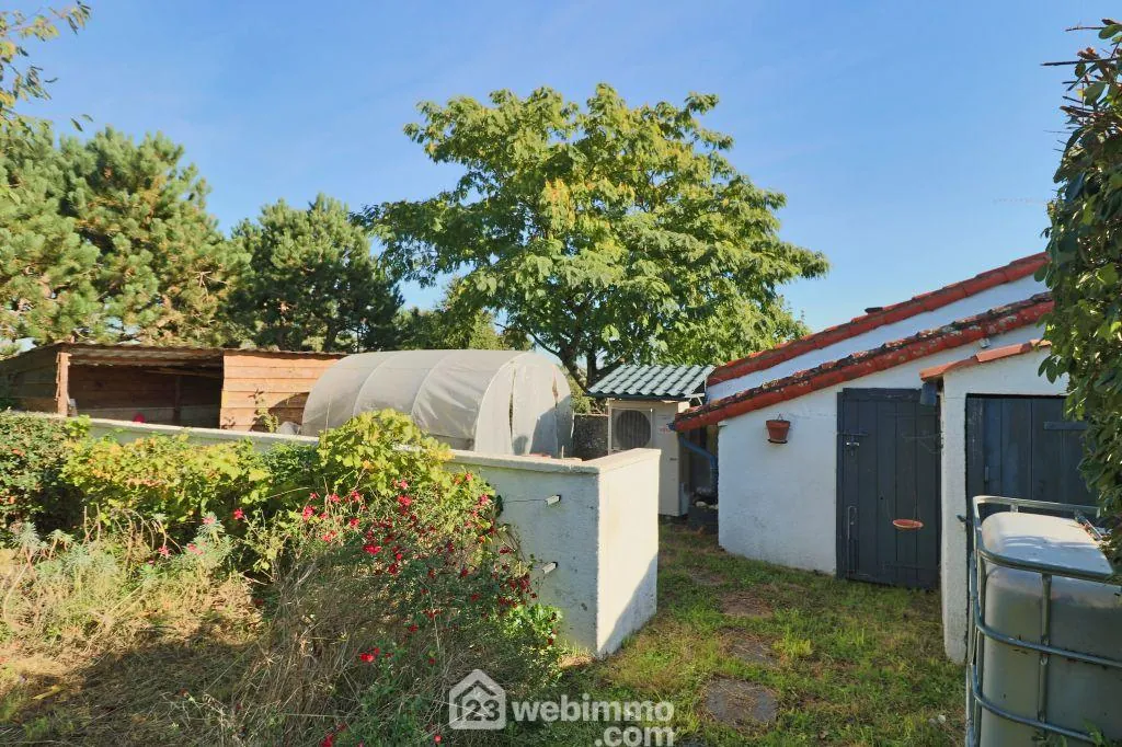 Maison rénovée de 113 m² avec jardin clos à Civray 86400 